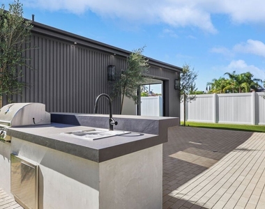5917 Rhodes Avenue - Photo Thumbnail 49