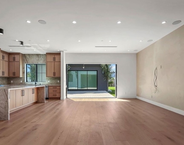 5917 Rhodes Avenue - Photo Thumbnail 9