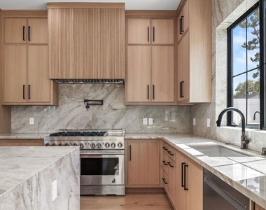 5917 Rhodes Avenue - Photo Thumbnail 16