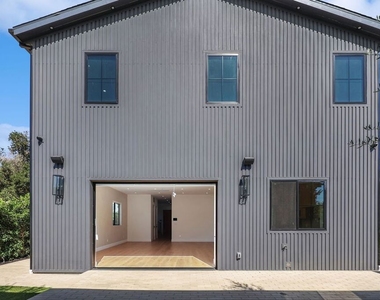 5917 Rhodes Avenue - Photo Thumbnail 44