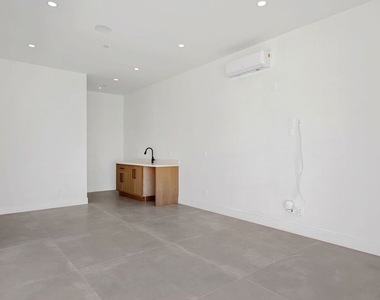 5917 Rhodes Avenue - Photo Thumbnail 38