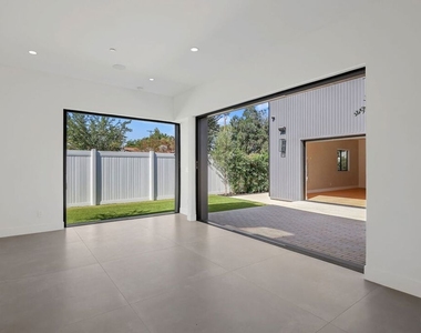 5917 Rhodes Avenue - Photo Thumbnail 41