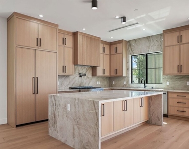 5917 Rhodes Avenue - Photo Thumbnail 13