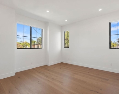 5917 Rhodes Avenue - Photo Thumbnail 34