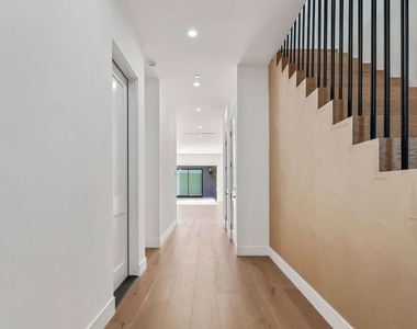 5917 Rhodes Avenue - Photo Thumbnail 4