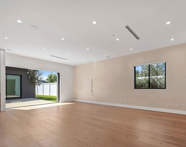 5917 Rhodes Avenue - Photo Thumbnail 10