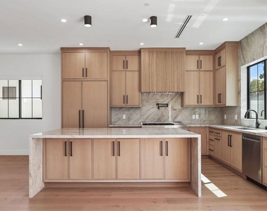 5917 Rhodes Avenue - Photo Thumbnail 14