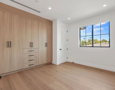 5917 Rhodes Avenue - Photo Thumbnail 32