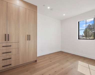 5917 Rhodes Avenue - Photo Thumbnail 29
