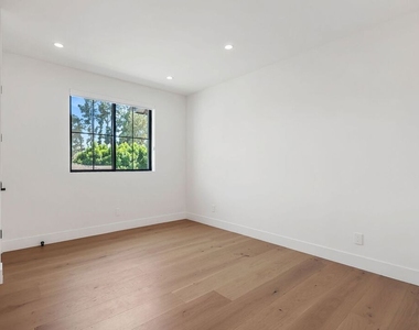 5917 Rhodes Avenue - Photo Thumbnail 31