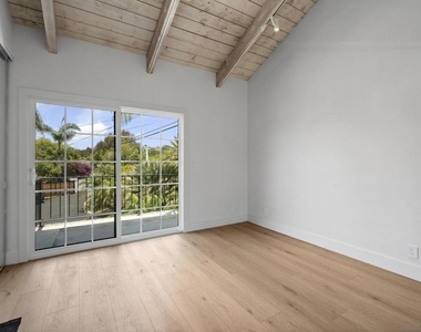 683 Marine View Ave - Photo Thumbnail 8