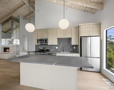 683 Marine View Ave - Photo Thumbnail 6