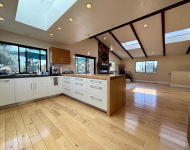 4221 Hill - Photo Thumbnail 9