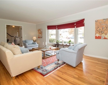 4 Dalphin Drive - Photo Thumbnail 2