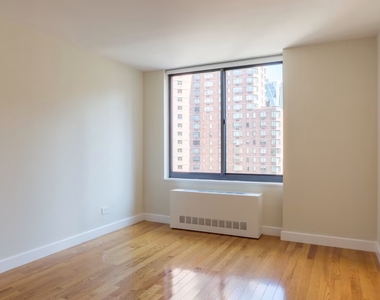 235 West 48th Street - Photo Thumbnail 2