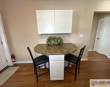 586 Jacques Street - Photo Thumbnail 6