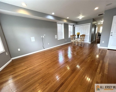 586 Jacques Street - Photo Thumbnail 3