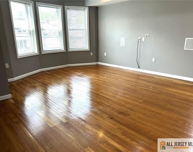 586 Jacques Street - Photo Thumbnail 1