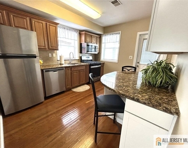 586 Jacques Street - Photo Thumbnail 7