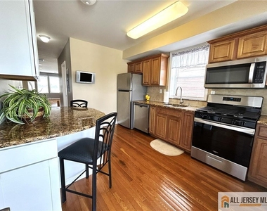 586 Jacques Street - Photo Thumbnail 8