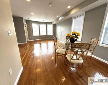 586 Jacques Street - Photo Thumbnail 2