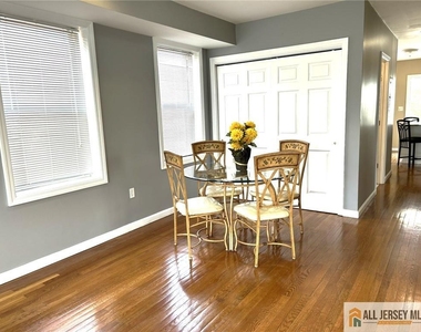 586 Jacques Street - Photo Thumbnail 4