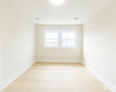 450 Packer Place - Photo Thumbnail 16