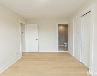 450 Packer Place - Photo Thumbnail 17