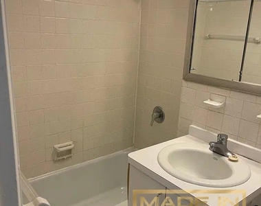327 W 30th Street - Photo Thumbnail 5