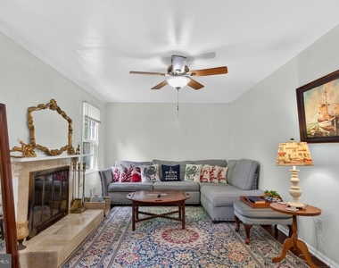 8815 Newport Court - Photo Thumbnail 7