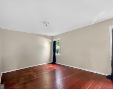 8815 Newport Court - Photo Thumbnail 5
