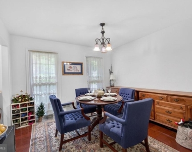 8815 Newport Court - Photo Thumbnail 6