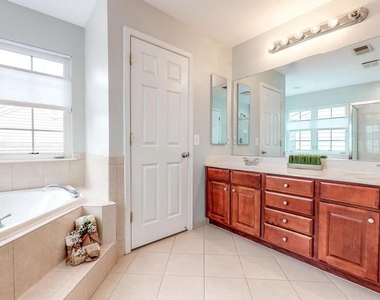 11618 Park Vista Boulevard - Photo Thumbnail 9