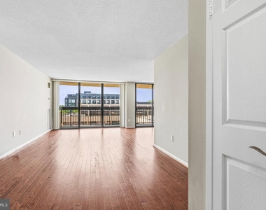 400 Madison Street - Photo Thumbnail 4