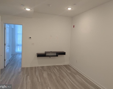 1524 Ridge Avenue - Photo Thumbnail 3
