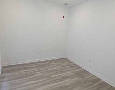 1524 Ridge Avenue - Photo Thumbnail 16