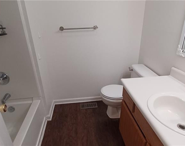 211 Sheffield Court - Photo Thumbnail 13