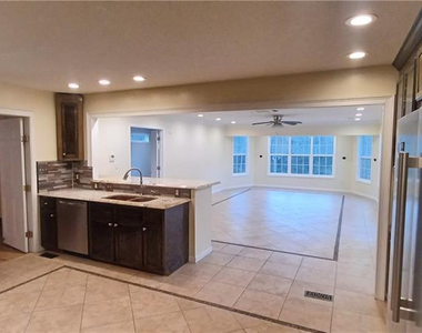 211 Sheffield Court - Photo Thumbnail 8
