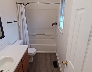 211 Sheffield Court - Photo Thumbnail 16