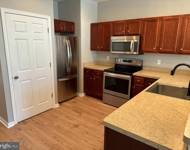 8 W Oakland Avenue - Photo Thumbnail 3