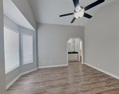 5169 Parkerwood Drive - Photo Thumbnail 6