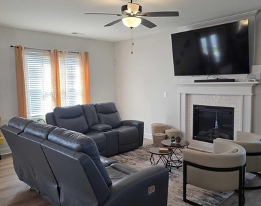 536 Amusement Drive - Photo Thumbnail 5