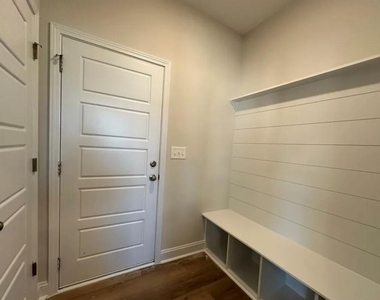 536 Amusement Drive - Photo Thumbnail 7