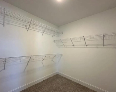 536 Amusement Drive - Photo Thumbnail 16