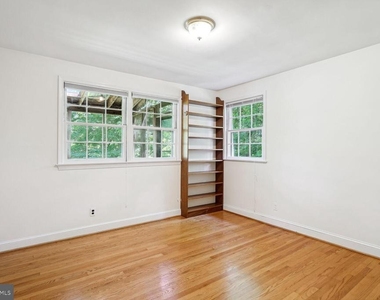 7001 Longwood Drive - Photo Thumbnail 10