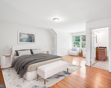 7001 Longwood Drive - Photo Thumbnail 13