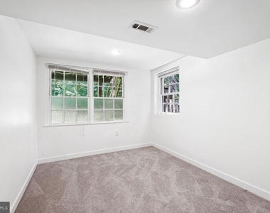 7001 Longwood Drive - Photo Thumbnail 17