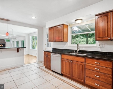 7001 Longwood Drive - Photo Thumbnail 7