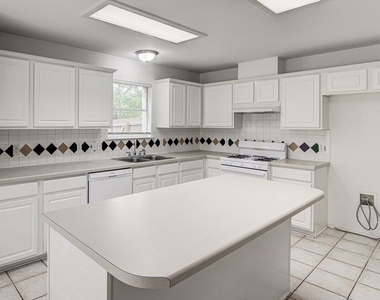 4300 Companeros Way - Photo Thumbnail 10