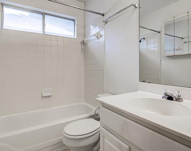 4300 Companeros Way - Photo Thumbnail 16
